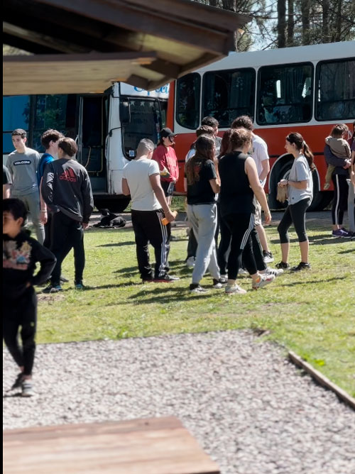 Alumnos en campo de deportes